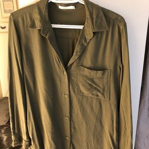 Aritzia talula montana boyfriend wind silk shirt